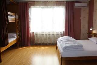 Хостелы Sweet Home Hostel / Guest House Черновцы Семейный номер с общей ванной комнатой на этаже-4