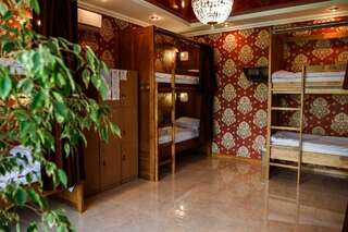 Хостелы Sweet Home Hostel / Guest House Черновцы Односпальная кровать в общем номере с 10 кроватями-1