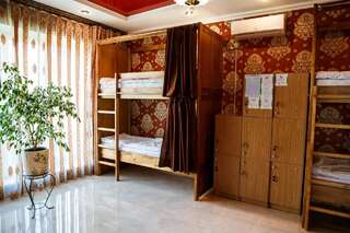 Хостелы Sweet Home Hostel / Guest House Черновцы Односпальная кровать в общем номере с 10 кроватями-2
