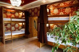 Хостелы Sweet Home Hostel / Guest House Черновцы Односпальная кровать в общем номере с 10 кроватями-3