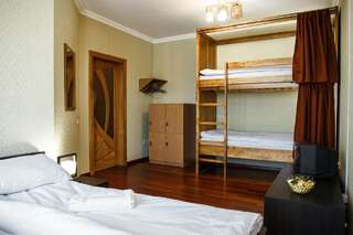 Хостелы Sweet Home Hostel / Guest House Черновцы Семейный номер с общей ванной комнатой на этаже-1
