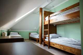 Хостелы Sweet Home Hostel / Guest House Черновцы Кровать в общем 4-местном номере для мужчин и женщин-2