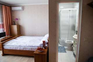 Хостелы Sweet Home Hostel / Guest House Черновцы Семейный номер с ванной комнатой-2
