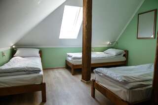 Хостелы Sweet Home Hostel / Guest House Черновцы Кровать в общем номере с 3 кроватями.-1