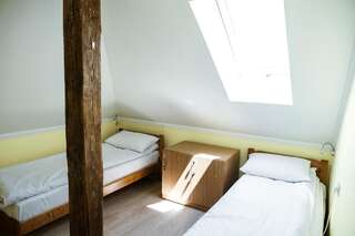 Хостелы Sweet Home Hostel / Guest House Черновцы Бюджетный двухместный номер с 2 отдельными кроватями и общей ванной комнатой на этаже-2