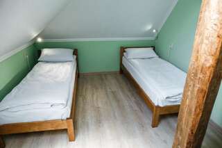 Хостелы Sweet Home Hostel / Guest House Черновцы Кровать в общем 4-местном номере для мужчин и женщин-3