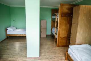 Хостелы Sweet Home Hostel / Guest House Черновцы Кровать в общем номере для мужчин и женщин с 5 кроватями.-3