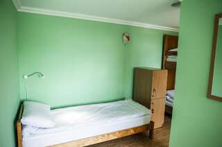 Хостелы Sweet Home Hostel / Guest House Черновцы Кровать в общем номере для мужчин и женщин с 5 кроватями.-5