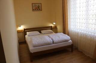 Хостелы Sweet Home Hostel / Guest House Черновцы Двухместный номер с общей ванной комнатой на этаже-3