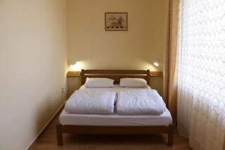 Хостелы Sweet Home Hostel / Guest House Черновцы Двухместный номер с общей ванной комнатой на этаже-4