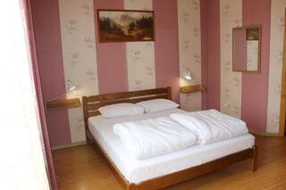 Хостелы Sweet Home Hostel / Guest House Черновцы Семейный номер с общей ванной комнатой на этаже-2