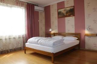 Хостелы Sweet Home Hostel / Guest House Черновцы Семейный номер с общей ванной комнатой на этаже-3